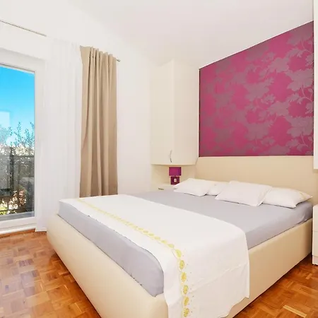 Apartment Mavarstica 16215b